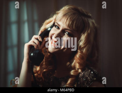 Portrait de femme en vêtements de style vintage sur téléphone Banque D'Images