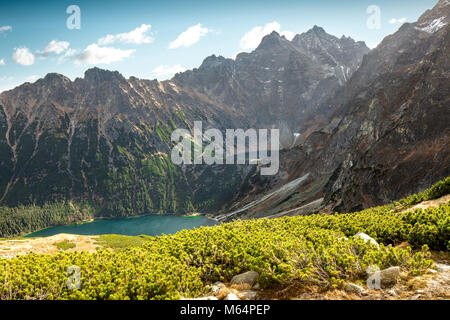 L'Œil de la mer et l'Étang Étang noir sous Rysy dans Polish Tatra comme vu du haut Banque D'Images