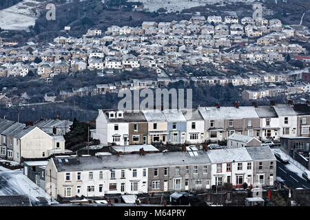 Sur la photo : maisons couvertes de neige à St Thomas (en haut) et Mount Pleasant (AVANT) causés par la "bête de l'Est' à Swansea, Pays de Galles, Royaume-Uni. Mercredi Banque D'Images