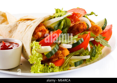 Kebab - grillades de viandes et de légumes sur fond blanc Banque D'Images