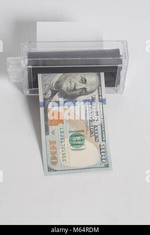 Imprimante Impression De Faux Billets D'un Dollar Isolé Sur Fond Blanc  Banque D'Images et Photos Libres De Droits. Image 19383380