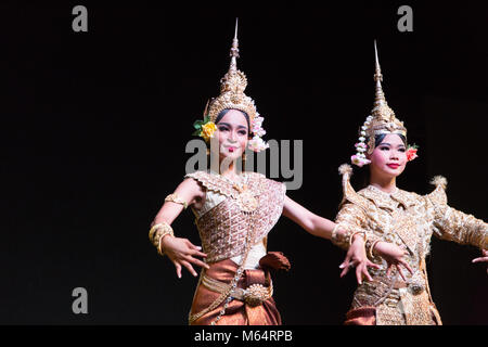 Deux danseuses Apsara classique danse traditionnelle au Cambodge, Phnom Penh, Cambodge, Asie Banque D'Images