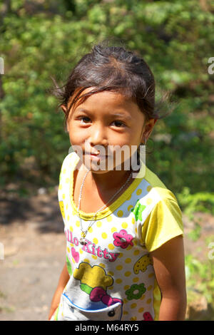 Cambodge - fille jeune fille cambodgienne âgée de 8 ans, la province de Kampot, au Cambodge, en Asie Banque D'Images