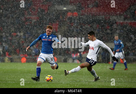 La Rochdale Callum Camps (à gauche) et Tottenham Hotspur est Erik Lamela bataille pour la balle au cours de l'Emirates en FA Cup, 5e tour replay match au stade de Wembley, Londres. Banque D'Images