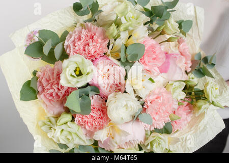 Beau bouquet fait de fleurs différentes avec en main femme fleur couleur coloré . Banque D'Images