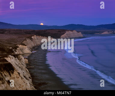 Moonrise, Drake's Beach, Point Reyes National Seashore, comté de Marin en Californie Banque D'Images