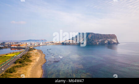 Lever du soleil de faire la Ville de Jeju à Seongsan Ilchulbong , l'île de Jeju, Corée du Sud Banque D'Images