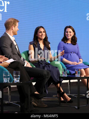 (De gauche à droite), le prince Harry, Meghan Markle et la duchesse de Cambridge au cours du premier Forum de la Fondation royale, au centre de Londres. Banque D'Images