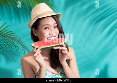 Beautiful young asian woman holding tranche de pastèque et smiling Banque D'Images