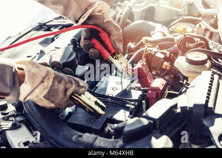 Mort de charge batterie de voiture avec les câbles de raccordement Banque D'Images