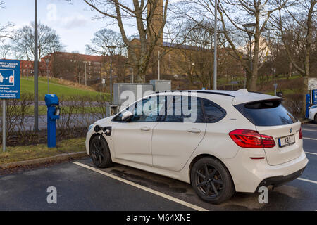 GOTHENBURG, Suède - 27 janvier 2018 : voiture BMW électrique branché sur station de charge, Chalmers University of Technology, Göteborg, Suède modèle libération : N° des biens : Non. Banque D'Images