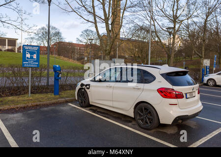 GOTHENBURG, Suède - 27 janvier 2018 : voiture BMW électrique branché sur station de charge, Chalmers University of Technology, Göteborg, Suède modèle libération : N° des biens : Non. Banque D'Images