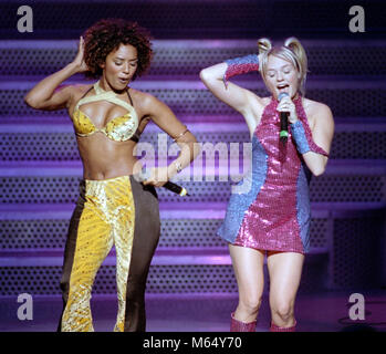 Les Spice Girls à l'exécution de grands bois en masse Mansfiled USA Juillet 1998 Photo de bill belknap Mel B (à gauche), et Emma Bunton (droite) Banque D'Images