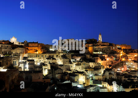 Italie, Basilicate, Matera, Sassi la nuit Banque D'Images