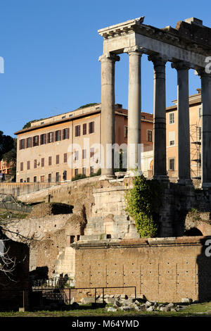 Italie, Rome, Forum romain, rostra et temple de Saturne Banque D'Images