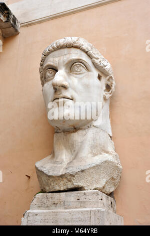 Italie, Rome, musées du Capitole, Musei Capitolini, Palazzo dei Conservatori, Cour, statue colossale de l'empereur romain Constantin (AD 312-315) tête Banque D'Images