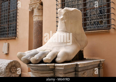 L'Italie, Rome, Musées du Capitole, Musei Capitolini, Palazzo dei Conservatori, la cour, la statue colossale de l'empereur romain Constantin (312-315 AD) pied Banque D'Images