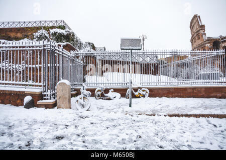 Un beau jour de neige à Rome, Italie, 26 février 2018 : une belle vue de Colosseum Banque D'Images