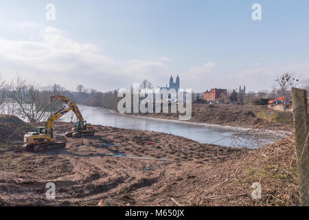 Magdeburg, Allemagne - Février 28,2018 : vue sur un chantier avec deux pelles sur l'Elbe à Magdebourg. Dans l'arrière-plan est l'cathed Banque D'Images