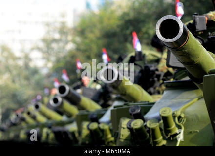 Des chars de combat de l'armée serbe dans la rangée au cours de parade Banque D'Images