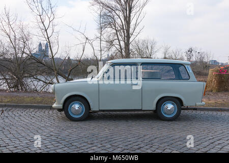 Magdeburg, Allemagne - Février 28,2018 : vue sur une voiture Trabant à Magdebourg cathédrale en arrière-plan, l'Allemagne. Banque D'Images