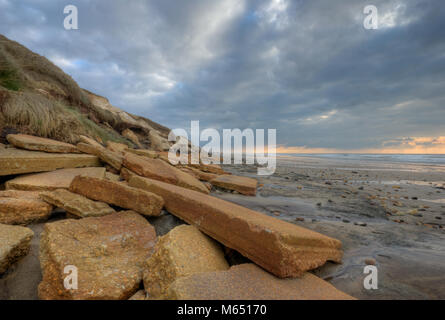 Ruines de la Seconde Guerre mondiale. Sur certaines plages françaises, anciennes ruines de la Seconde Guerre mondiale sont encore visibles. allied landind Banque D'Images