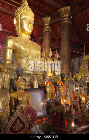 Statues en or dans le temple Wat mai à Luang Prabang au Laos Banque D'Images