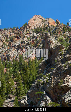 Le long des falaises du canyon Trail Fowler, Eldorado Canyon State Park, Colorado Banque D'Images