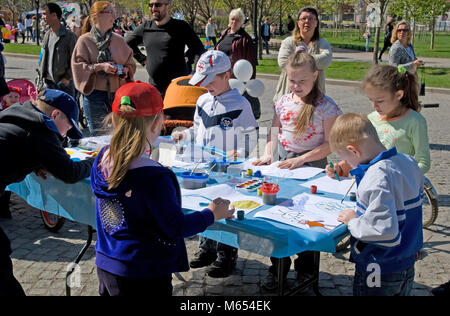 SAINT PETERSBURG, RUSSIE - 15 MAI 2011 : enfants de dessiner sur la rue à jour stInternational de familles à Saint-Pétersbourg Banque D'Images