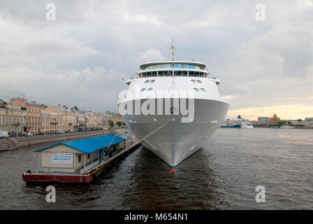 SAINT - Pétersbourg, Russie - le 13 juillet 2016 : bateau de croisière sur la Neva à côté du remblai et l'anglais Blagoveshchensky(Annonciation) Bridge Banque D'Images