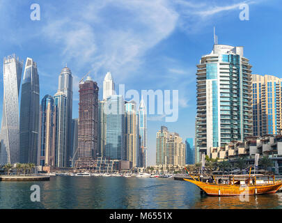 27 Décembre 2017 - Dubaï, Émirats arabes unis. La Marina de Dubaï est un canal artificiel ville, c'est plein d'awe-substitution, les bâtiments. Banque D'Images