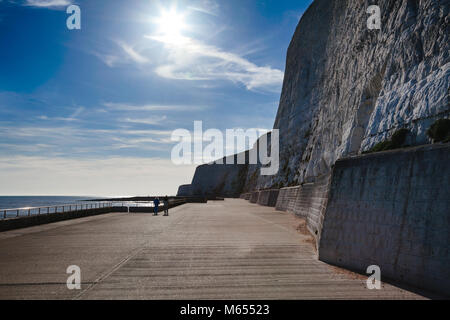 Undercliff chemin à pied pour les marcheurs et les cyclistes au pied des falaises de craie blanche protégée près de Brighton dans l'East Sussex sur la côte sud de l'Angleterre, Banque D'Images