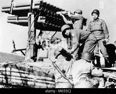 1940 soldats HOMMES LOADING T-34 ROCKET LAUNCHER MONTÉ SUR RÉSERVOIR SHERMAN M-4 LA SECONDE GUERRE MONDIALE, LA SECONDE GUERRE MONDIALE 2 - une HAR2741001 HARS APPUYER LES TROUPES UNIFORMS PETIT GROUPE DE GENS D'ARMES À FEU D'ARMES À FEU DE DÉFENSE DES MUNITIONS D'ARMES D'ARTILLERIE ARMEMENT MONTÉ MÂLES B&W NOIR ET BLANC DE L'ORIGINE ETHNIQUE CAUCASIENNE LAUNCHER M-4 T-34 PERSONNES ANCIENNE Banque D'Images