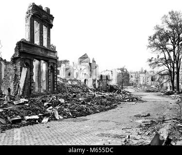 1940 ruines d'AACHEN ALLEMAGNE détruites par les bombes alliées et de Waffen-SS, EN RAISON DE LA DÉFENSE NAZIE FANATIQUE - UN3767 HAR001 H.A.R.S. B&W NOIR ET BLANC ont bombardé les débris à l'ANCIENNE DÉTRUITE DÉSERT DÉSERTÉ SUITE DÉCOMBRES INHABITABLES WAFFEN INHABITÉES Banque D'Images