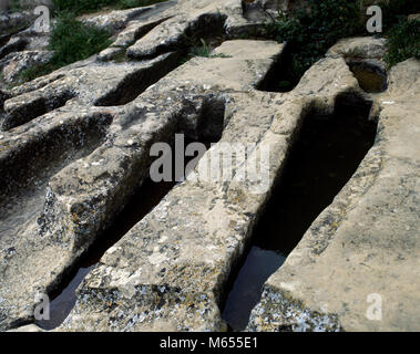 Nécropole médiévale précoce. Tombes anthropomorphes sculptées dans la roche. 9ème et 12ème siècle. Près de l'église de Saint John. Castiliscar, province de Saragosse, Aragon, Espagne. Banque D'Images