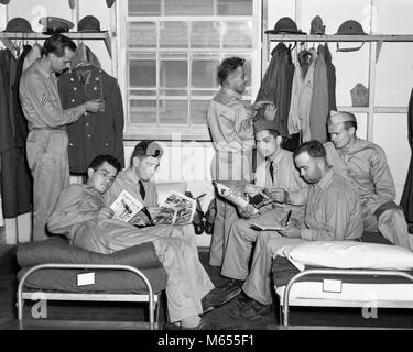 1940 soldats américains se détendre dans les casernes LA LECTURE DE REVUES ET BANDES DESSINÉES - un HAR5636001 TROUPES HARS UNIFORMS GUERRE MONDIALE 2 PETIT GROUPE DE PERSONNES LITS SUPERPOSÉS LITS SUPERPOSÉS LES HOMMES À L'AISE B&W NOIR ET BLANC CASERNE lit superposé à l'ennui de l'origine ethnique caucasienne HORS-SERVICE LES PERSONNES À L'ANCIENNE Banque D'Images