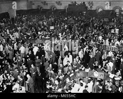 1930 1939 TRADERS SUR LE PLANCHER DU NEW YORK STOCK EXCHANGE TRÈS OCCUPÉ À CAUSE DE LA GUERRE SUR LE MARCHÉ DE LA FLÈCHE MANHATTAN NEW YORK USA - ASP ASP001 HARS 6773 VISION GRAND ANGLE ANGLE HAUT SERVICE À LA CLIENTÈLE STRATÉGIE FORCE PUISSANTE CONNAISSANCE EXCITATION GUERRES MONDIALES LA PREMIÈRE GUERRE MONDIALE LA SECONDE GUERRE MONDIALE SECONDE GUERRE MONDIALE L'AUTORITÉ OCCASION NEW YORK WORLD WAR 2 GRAND GROUPE DE PERSONNES VENDEURS 1939 mi-hommes mi-ADULTES HOMME ADULTES MARCHÉ BOOM GUERRE YOUNG ADULT MAN B&W NOIR ET BLANC PARCE QUE LES PROFESSIONS DU MARCHÉ BULL OLD FASHIONED PERSONNES STOCK EXCHANGE TRADERS très occupé Banque D'Images