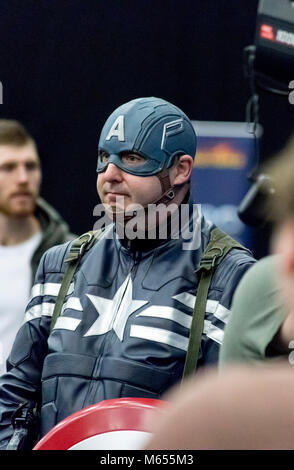 Doncaster Comic Con 11e Feruary 2018 à la Doncaster Dome. Homme habillé comme Captain America de Marvel Comics Avengers en cosplay fancy dress lors d'une co Banque D'Images