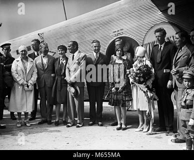 7 juillet 1929 l'aviateur Charles Lindbergh et épouse Anne DEBOUT EN AVION AVEC GROUPE DE PERSONNES - ASP ASP001 gp90 H.A.R.S. LRIPA GROUPE DE PERSONNES DE SEXE MASCULIN 1929 de l'AVIATION COMMERCIALE CHARLES Anne Morrow Lindbergh CHARLES LINDBERGH B&W NOIR ET BLANC DE L'origine ethnique caucasienne de l'aéroport Lindbergh 7 GLENDALE JUILLET PERSONNES ANCIENNE PHOTO OP T A T TRANSCONTINENTAL Banque D'Images