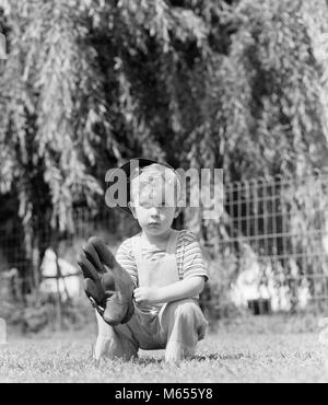 1940 petite blonde sérieuse BOY HOLDING A BASEBALL MITT WEARING BASEBALL CAP DANS L'herbe - b18929 HAR001 HARS COPIE ESPACE NOSTALGIE mi-longueur été 3-4 ans 5-6 ans FORMAT DE CAPTURE CATCHER MITT ANTICIPATION LOISIRS SPORT Balle Balle de croissance des juvéniles mâles CATCHERS ADORABLE B&W batte de base NOIR ET BLANC DE L'ORIGINE ETHNIQUE CAUCASIENNE CONCENTRATION CONCENTRATION trop grande incertitude à l'ANCIENNE Banque D'Images