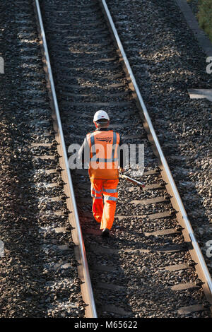 A591 (au nord de Bénodet) conduite d'inspection visuelle hebdomadaire de la ligne de chemin de fer, la ligne est fermée jusqu'à 1030 un dimanche pour cette raison Banque D'Images