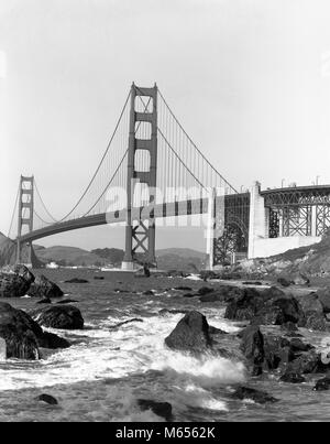 1960 GOLDEN GATE BRIDGE SAN FRANCISCO CA USA A ÉTÉ OUVERTE À LA CIRCULATION EN 1937 - b3373 TVF001 HARS 1937 B&W NOIR ET BLANC PONTS GOLDEN GATE MONUMENT OLD FASHIONED ROCKY SHORE ME DEMANDE LA SUSPENSION DU DÉTROIT DE MONDE MODERNE Banque D'Images