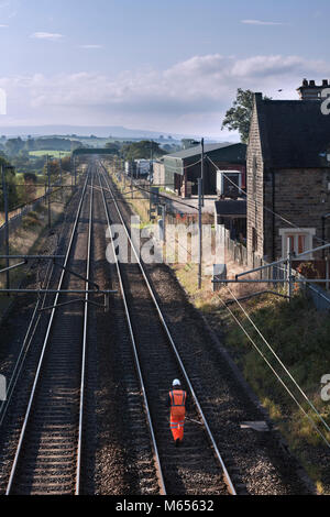 A591 (au nord de Bénodet) conduite d'inspection visuelle hebdomadaire de la ligne de chemin de fer, la ligne est fermée jusqu'à 1030 un dimanche pour cette raison Banque D'Images