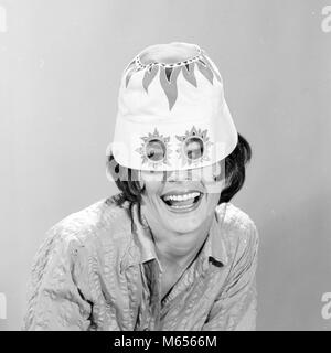 1960 SMILING WOMAN WEARING SUN HAT WACKY DRÔLE AVEC LES TACHES SOLAIRES POUR LES LUNETTES LOOKING AT CAMERA - c10634 HAR001 lunettes à l'intérieur de la station de nostalgie dans les yeux de 20 à 25 ans 25 à 30 ans LA TÊTE ET ÉPAULES BIZARRE NON CLASSIQUE LOUFOQUES JOYEUX JOYEUX SOURIRES échapper à la mode excentrique AMUSANT IDIOSYNCRASIQUES WACKY TROUS JEUNE ADULTE FEMME B&W NOIR ET BLANC bord irrégulier de l'origine ethnique caucasienne LOOKING AT CAMERA OLD FASHIONED PERSONNES SUN HAT TACHES Banque D'Images