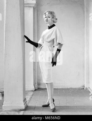 1960 FULL LENGTH PORTRAIT ELEGANT BLONDE WOMAN WEARING DRESS AVEC MANCHES GANTS LONGS DRAPÉS COLONNE POSE PAR L'EXTÉRIEUR - f11349 DEB001 HARS NOSTALGIE DRAPÉE CONTACT oculaire de 20 à 25 ans 25 à 30 ans STYLES ROBES COLONNE SOPHISTIQUÉES POSANT FASHIONS MANCHES ÉLÉGANCE CHIC POSENT POSÉES YOUNG ADULT WOMAN B&W NOIR ET BLANC HAUTE COUTURE DE L'ORIGINE ETHNIQUE CAUCASIENNE GANTS LONGS À LA CAMÉRA À L'ANCIENNE RAGLAN PERSONNES PROFESSIONS Banque D'Images