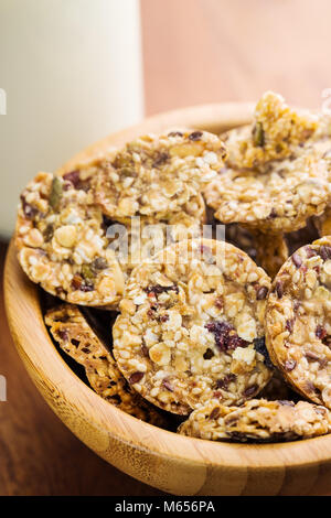 Biscuits, cookies granola dans un bol. Banque D'Images
