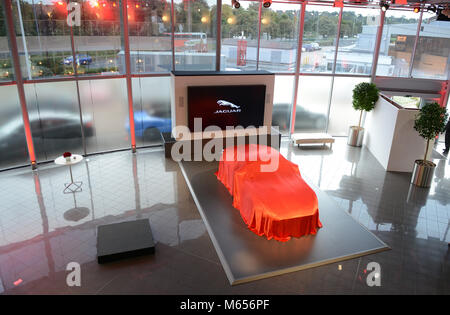 Nouvelle Jaguar F Type dans des sangles avant son lancement 2013 Banque D'Images