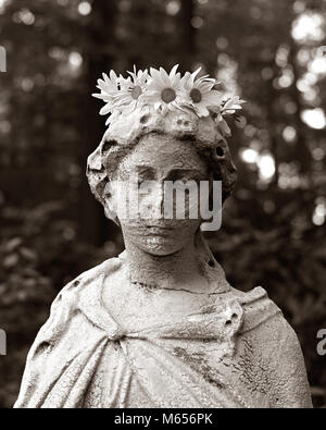 La statue de femme érodée par la couronne de fleurs marguerites météo beauté intemporelle de la tête de l'ART SCULPTURE DAISY - f12743 HAR001 DAISY HARS MARGUERITES ROMAIN OBJET UNIQUE BONHEUR SCULPTURE INTEMPORELLE PACIFIQUE SOUTIEN CONCEPTUEL SILENCIEUX LA CRÉATIVITÉ ARTISTIQUE RUINE ÉTERNELLE B&W NOIR ET BLANC SANS FIN PUDIQUE érodé l'éternité gréco-romaine à l'ANCIENNE RELIQUE PERSONNES MUTE Banque D'Images