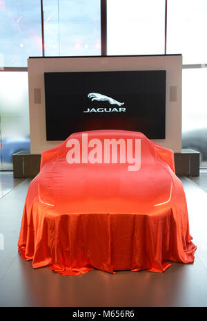 Nouvelle Jaguar F Type dans des sangles avant son lancement 2013 Banque D'Images