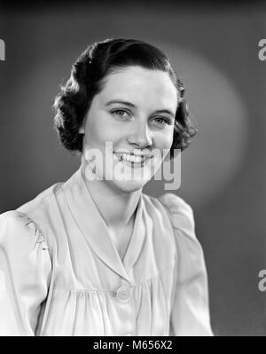 Années 1930 Années 1940 PORTRAIT OF SMILING WOMAN WEARING BUTTON DOWN BLOUSE LOOKING AT CAMERA - g1974 HAR001 HARS, TÊTE ET ÉPAULES BONHEUR CHEMISIER JOYEUX SOURIRES MI-JOYEUX MI-adultes femme gens Adultes Adultes B&W NOIR ET BLANC PORTRAIT DE L'ORIGINE ETHNIQUE DES PERSONNES À L'ANCIENNE Banque D'Images